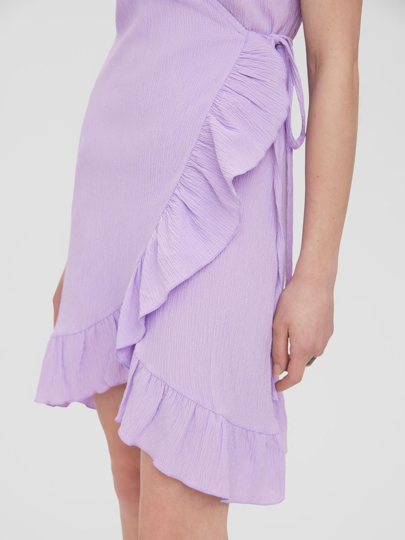 10265446 - Abito corto con incrocio e volant, scollo a V e maniche corte.