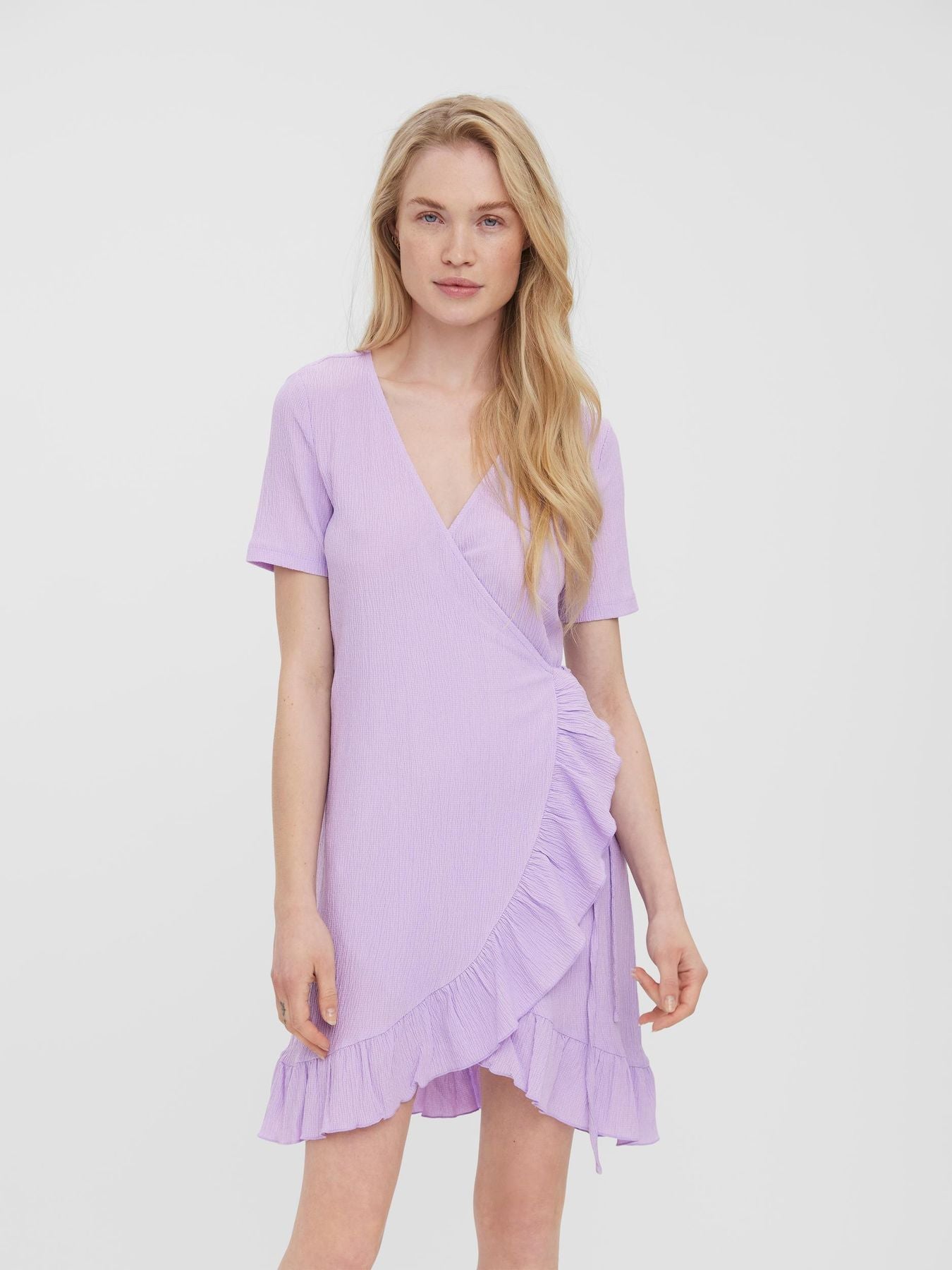 10265446 - Abito corto con incrocio e volant, scollo a V e maniche corte.