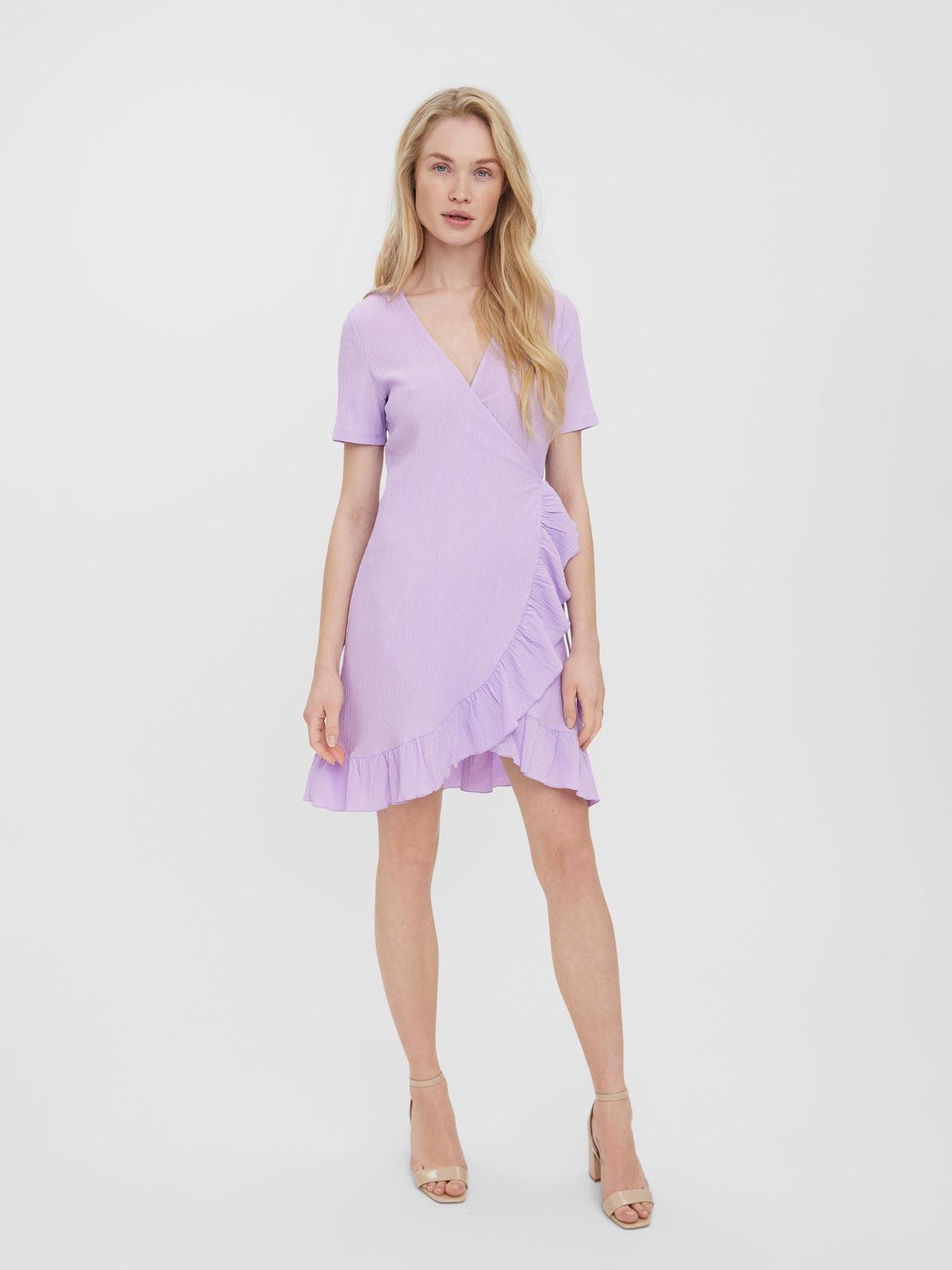 10265446 - Abito corto con incrocio e volant, scollo a V e maniche corte.