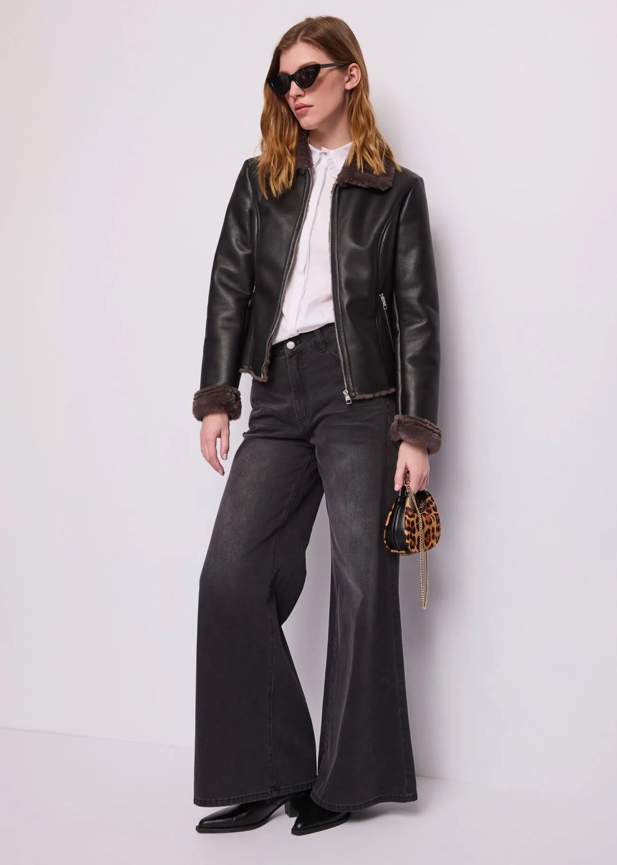 Jeans wide leg nero sfumato Gaudi Jeans, indossati, figura intera con giacca