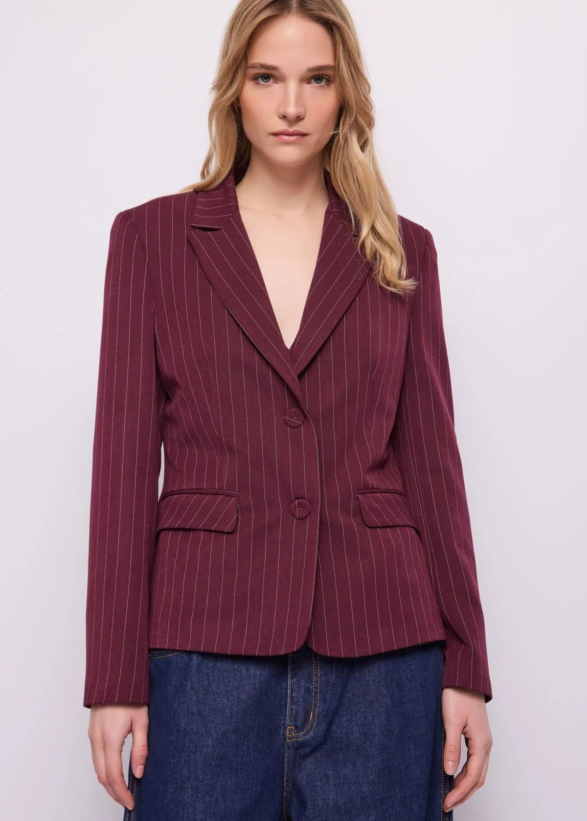 Blazer gessato a due bottoni Gaudi Jeans, bordeaux, indossato, vista frontale