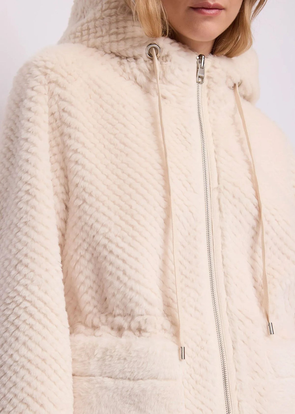 Giacca reversibile effetto montone con cappuccio Gaudi Jeans, dettaglio di tessuto e zip