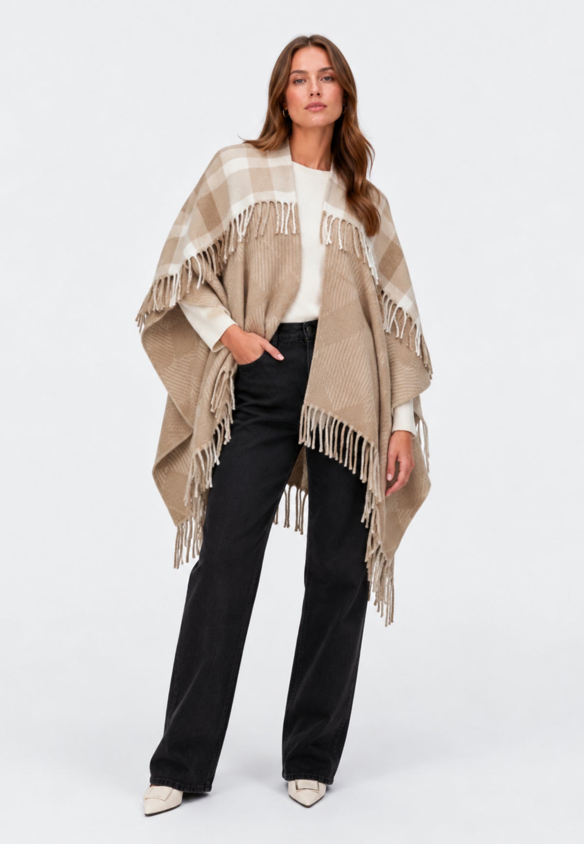Mantella con frange Pieces, beige, indossata, figura intera