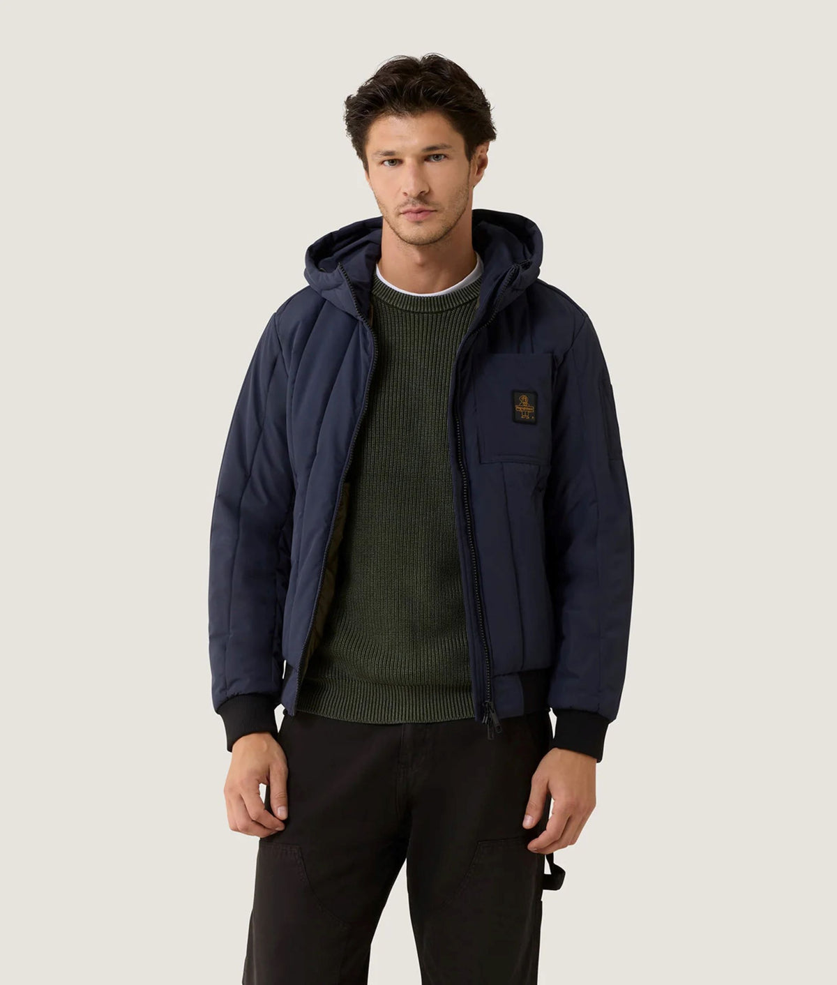 Giubbotto trapuntato con cappuccio Refrigiwear, blu scuro, indossato, vista frontale