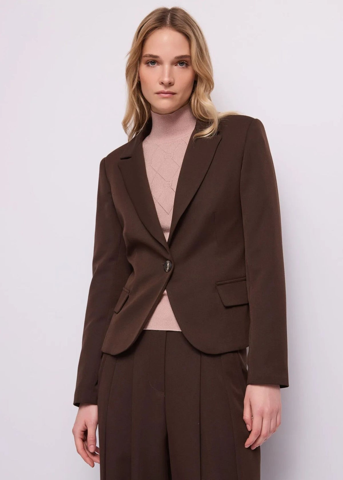 Blazer monopetto cropped cioccolato Gaudi Jeans, indossato, vista frontale