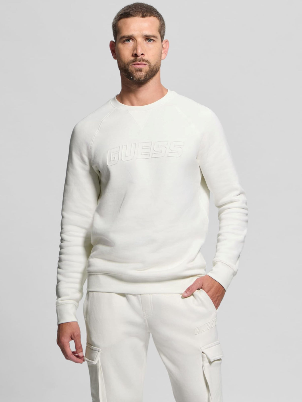 Maglia girocollo con scritta in rilievo Guess, bianco, indossata, vista frontale