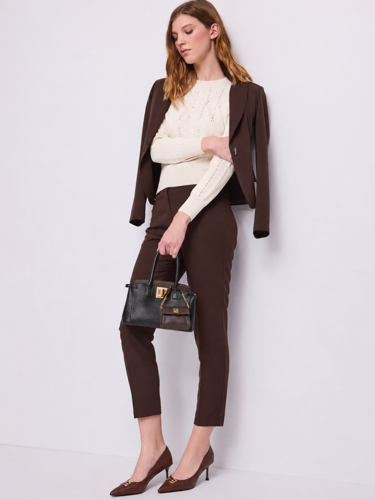Maglioncino girocollo con treccine Gaudì Jeans, panna, indossato, figura intera con giacca