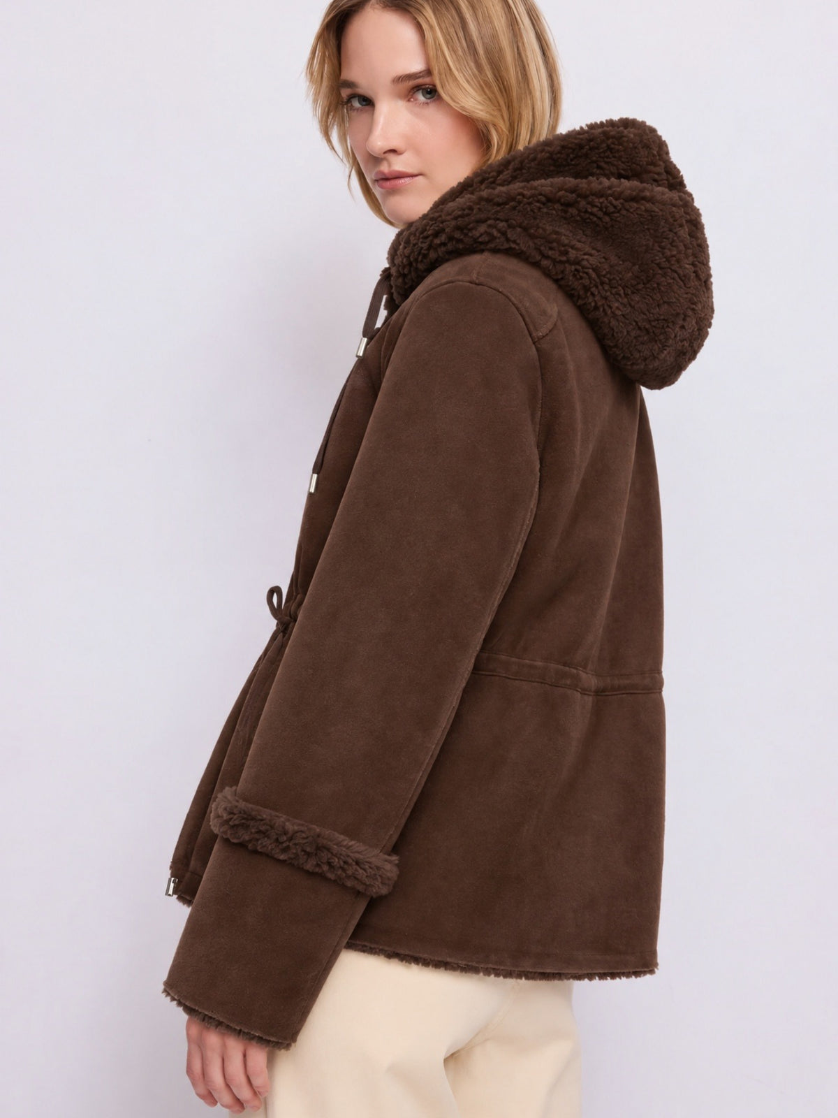 Giacca reversibile effetto montone con cappuccio Gaudi Jeans, moro, indossata, vista laterale