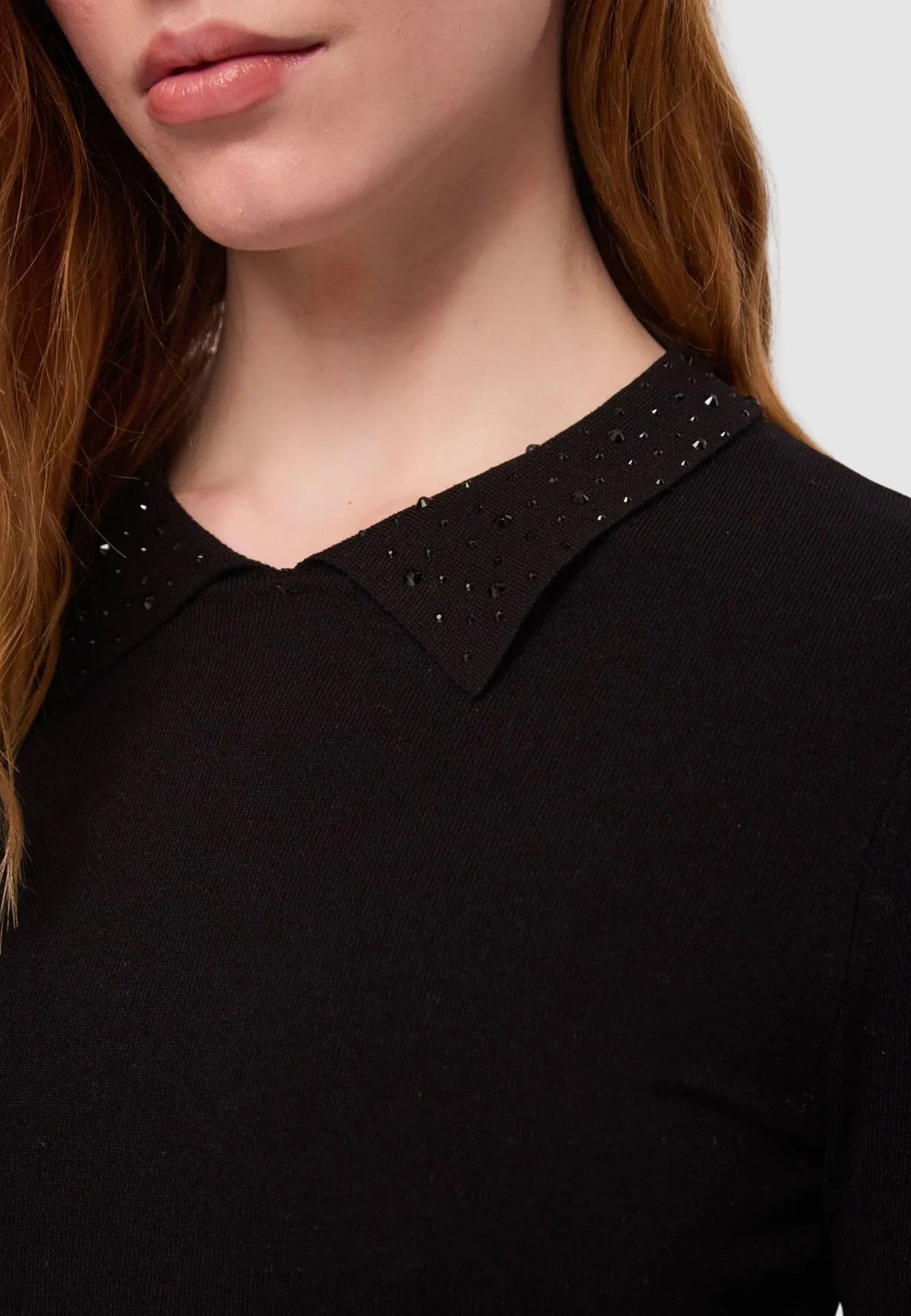 Abito corto in maglina nera con colletto di strass Gaudi Jeans, dettaglio del colletto