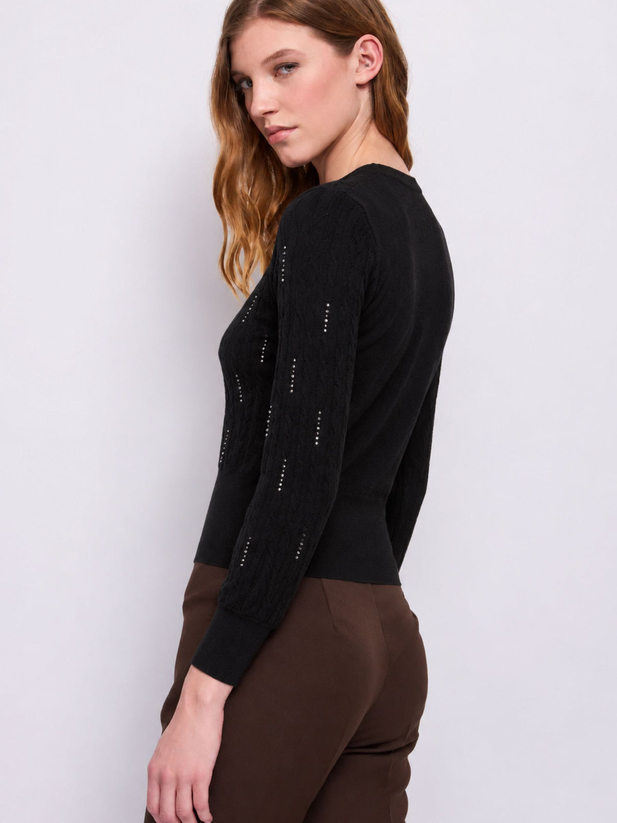 Maglioncino girocollo con treccine Gaudì Jeans, nero, indossato, vista laterale