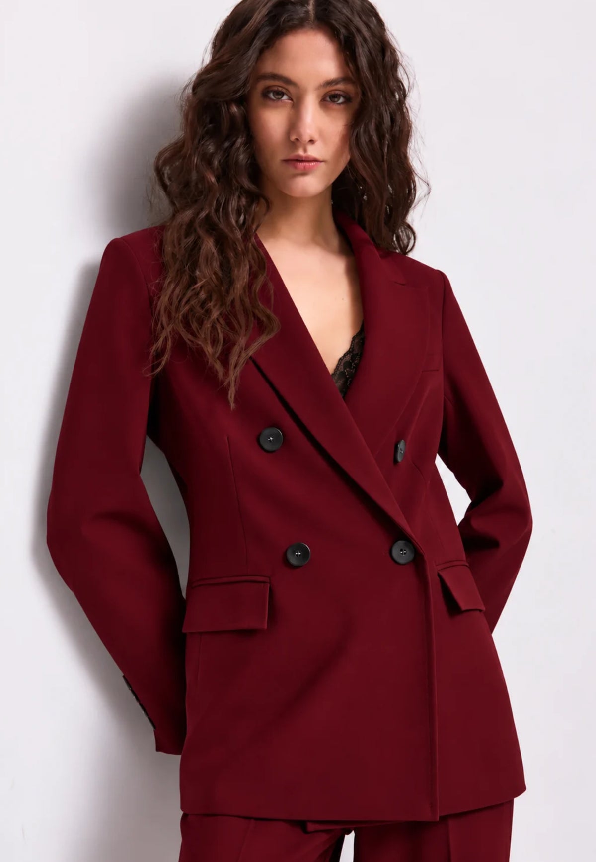 Blazer doppiopetto con revers a lancia e tasche con patta, tre colori