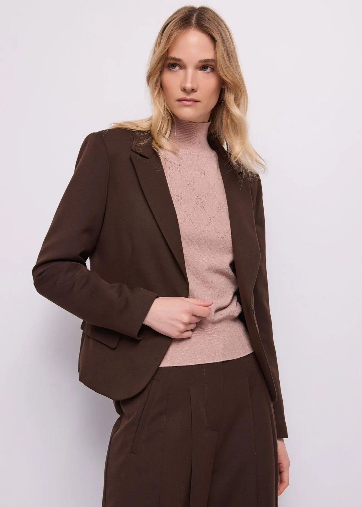 Blazer monopetto cropped cioccolato Gaudi Jeans, indossato, mezza figura