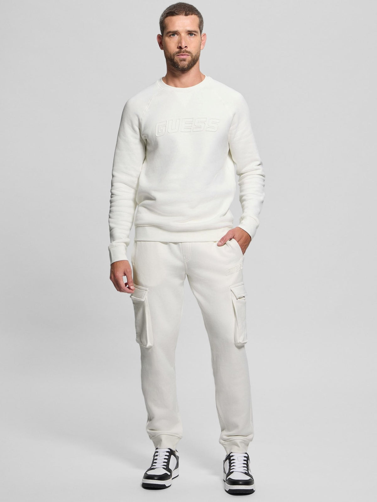 Maglia girocollo con scritta in rilievo Guess, bianco, indossata, figura intera