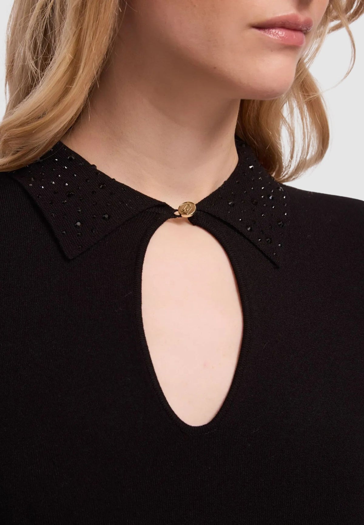 Maglia con colletto polo di strass Gaudì Jeans, nero, dettaglio di colletto e oblò