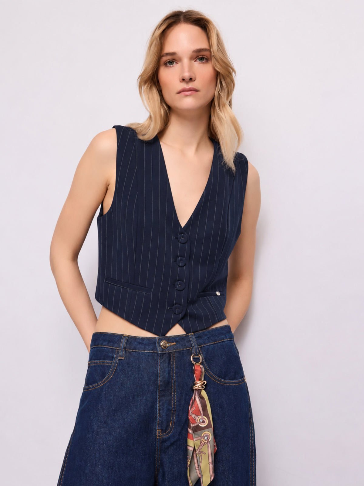 Gilet gessato scollo a V con bottoni Gaudi Jeans, blu, indossato, vista frontale