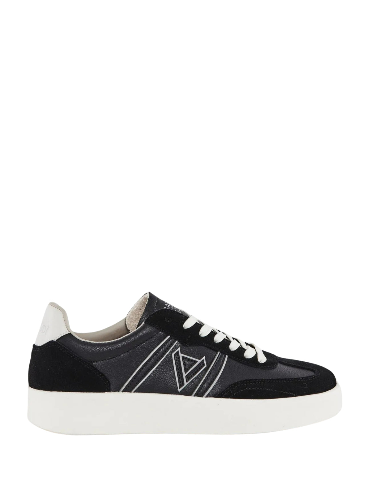 Sneaker in similpelle con suede Gaudì Jeans, su fondo bianco, vista laterale