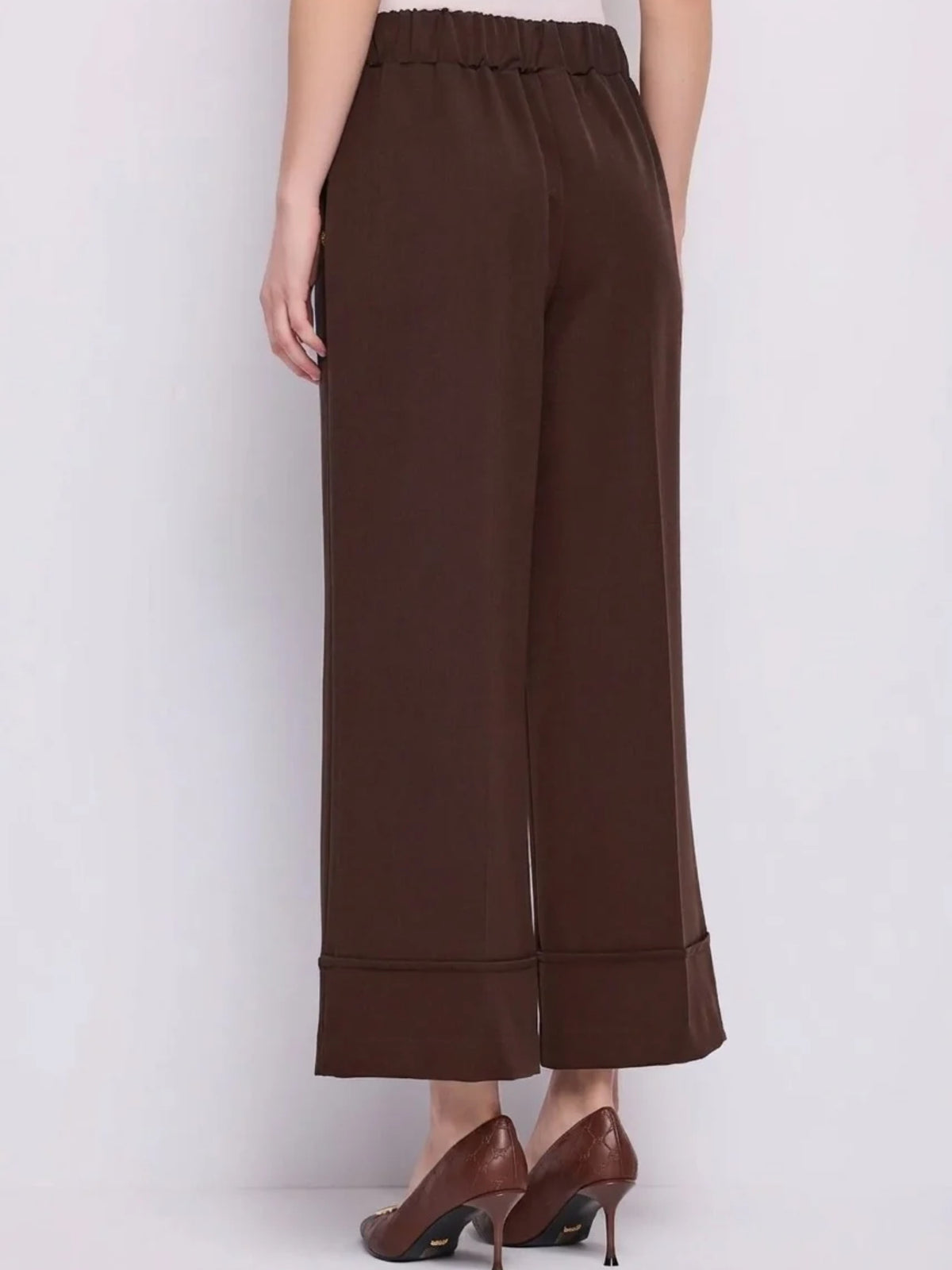 Pantaloni cropped cioccolato in viscosa Gaudi Jeans, indossati, vista posteriore