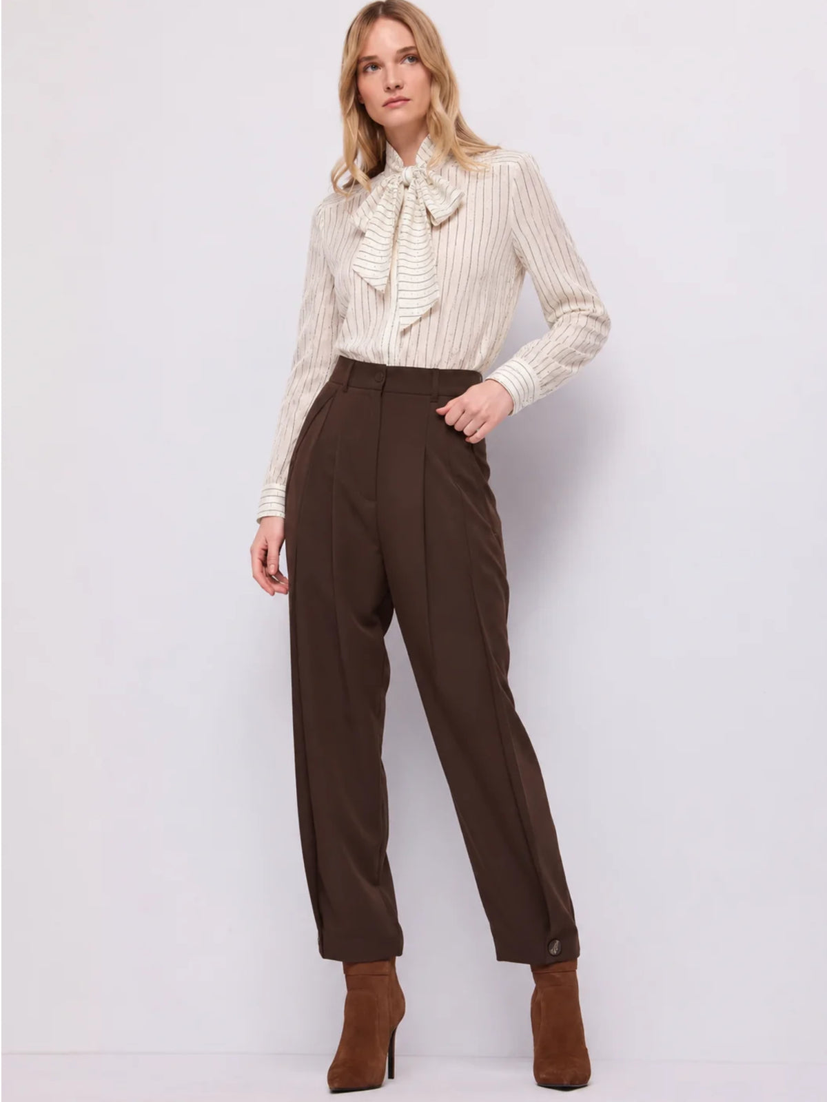 Camicia a righe con fiocco al collo Gaudi Jeans, indossata, figura intera