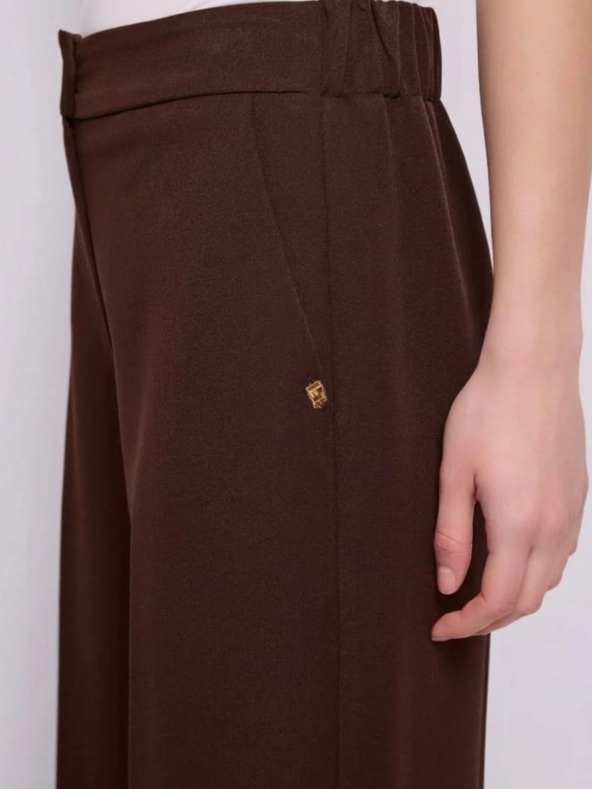 Pantaloni cropped cioccolato in viscosa Gaudi Jeans, dettaglio della vita elasticizzata dietro