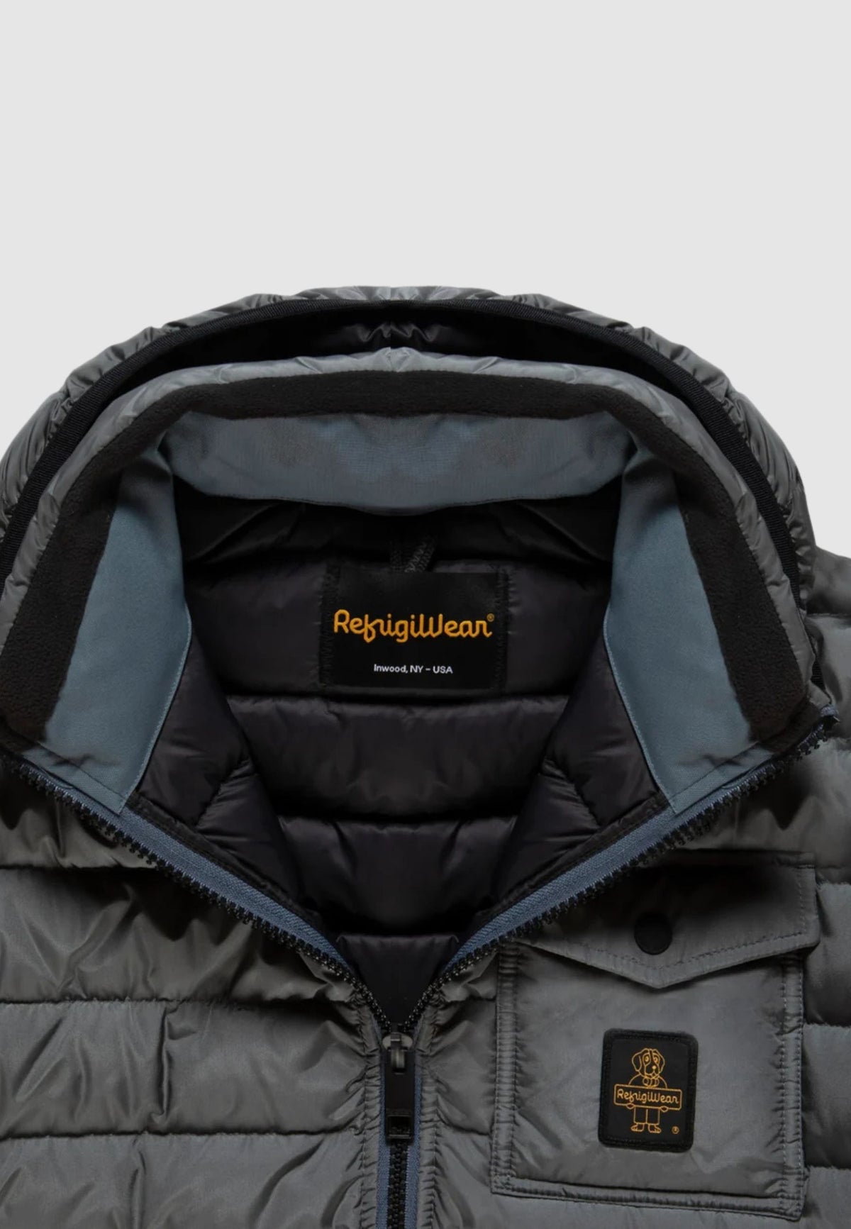 Giubbotto trapuntato a fasce Refrigiwear, dettaglio del cappuccio e dell'etichetta
