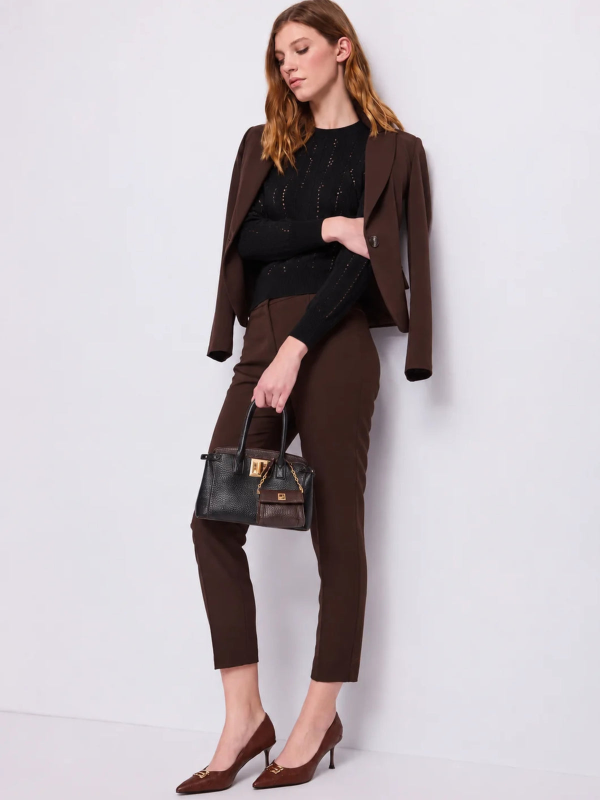 Maglioncino girocollo con treccine Gaudì Jeans, nero, indossato, figura intera con giacca