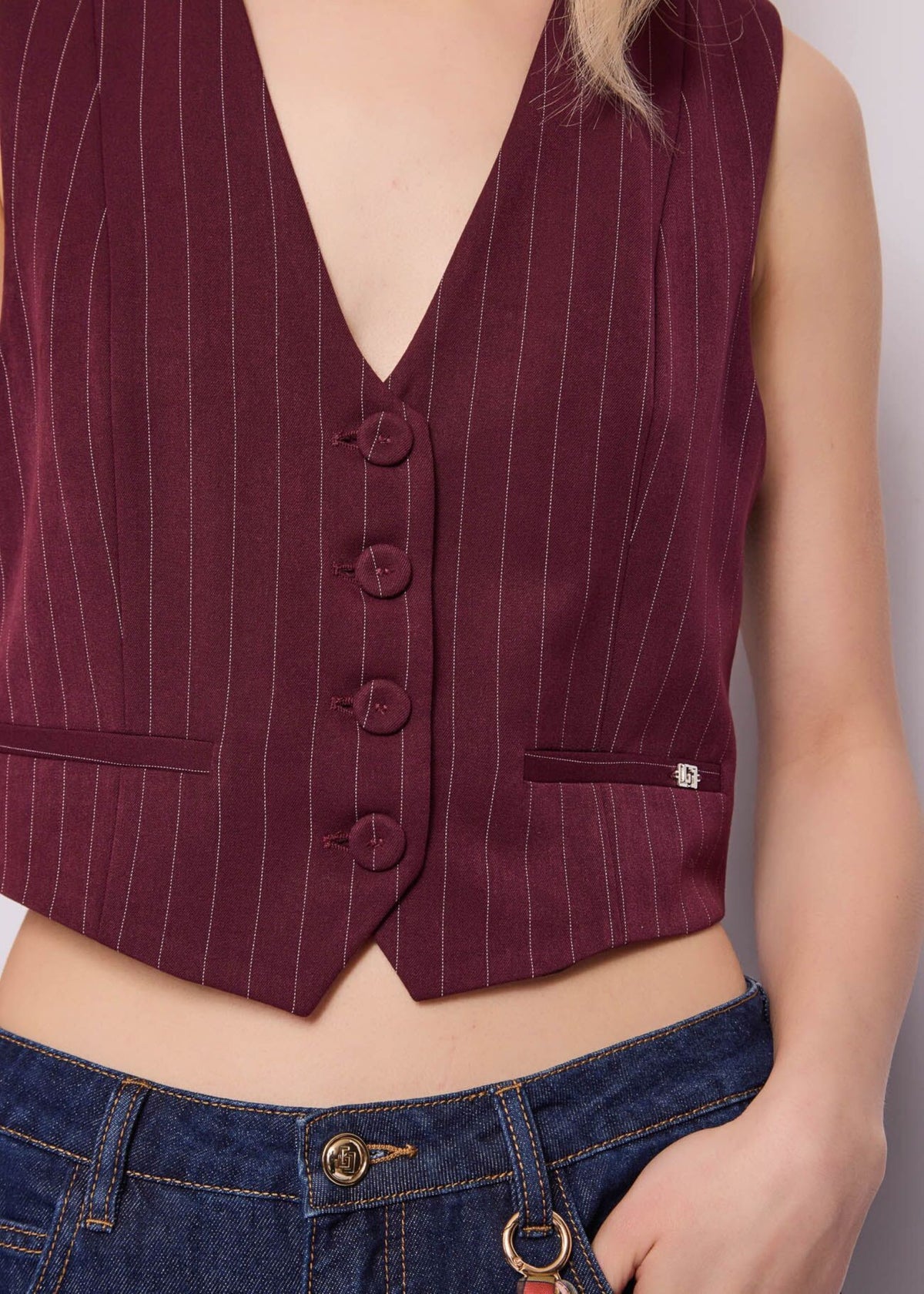 Gilet gessato scollo a V con bottoni Gaudi Jeans, bordeaux, dettaglio dei bottoni