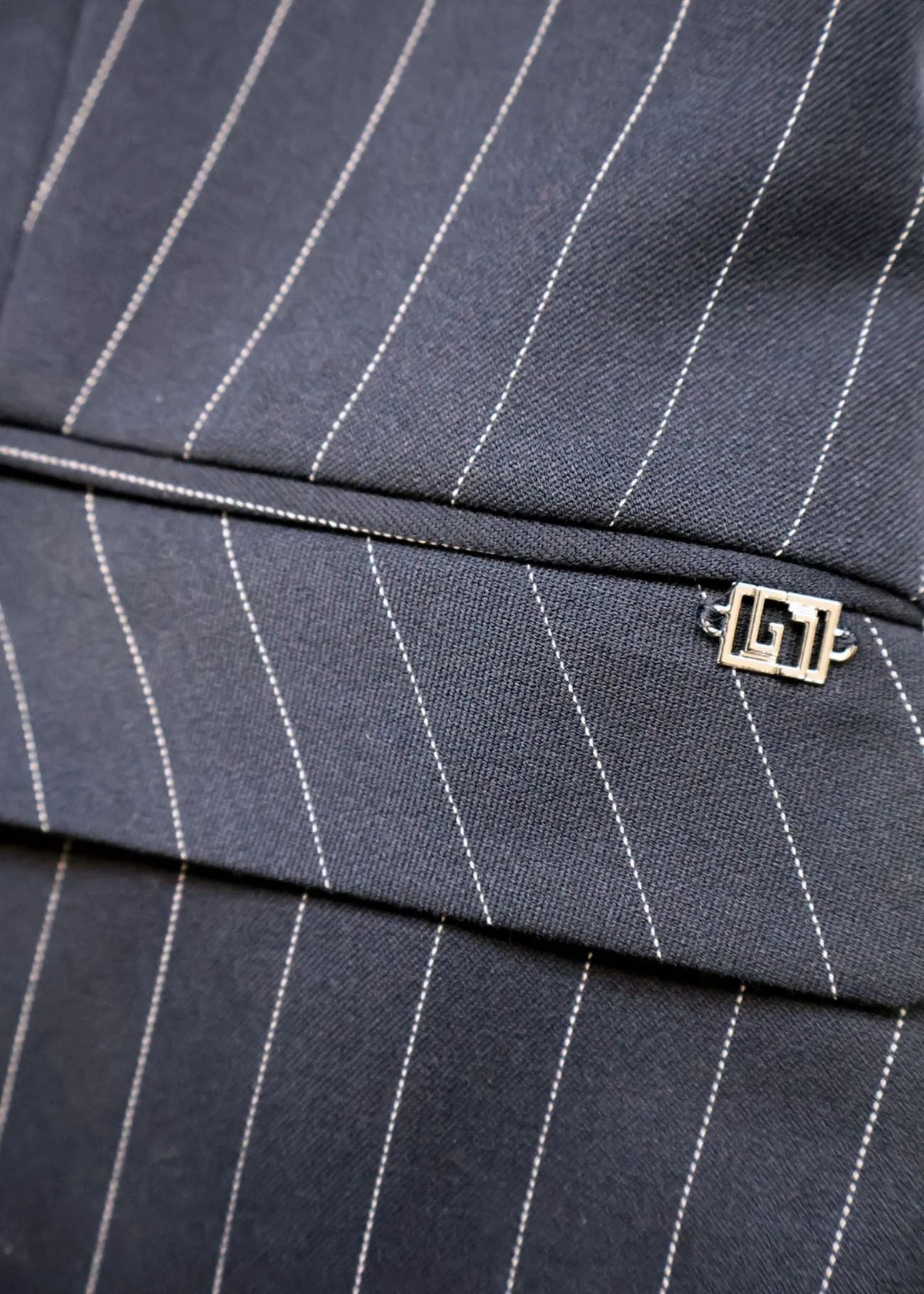 Blazer gessato a due bottoni Gaudi Jeans, blu, dettaglio della targhetta