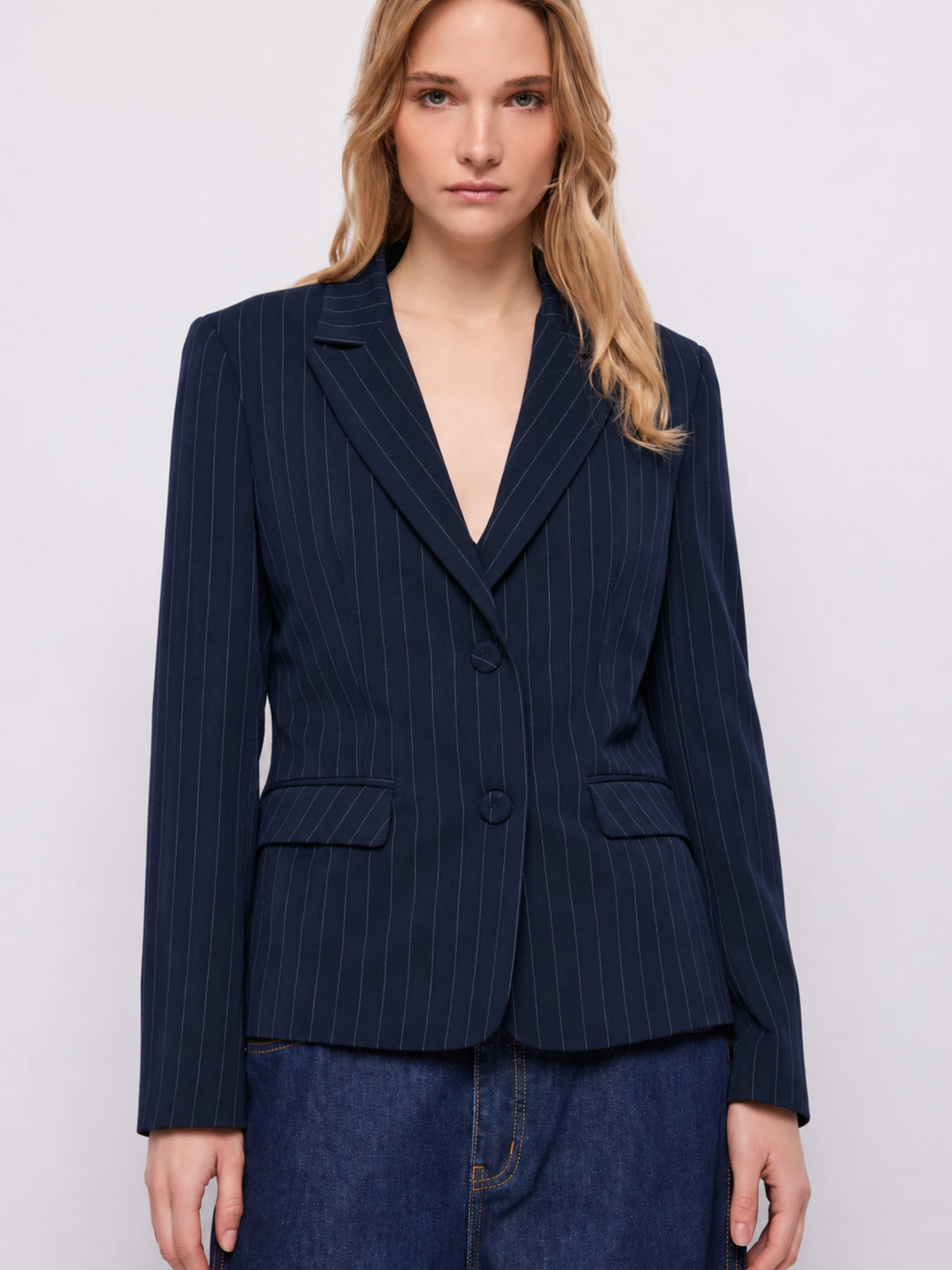 Blazer gessato a due bottoni Gaudi Jeans, blu, indossato, vista frontale