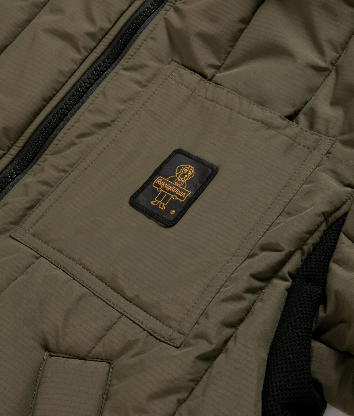 Giubbotto trapuntato con cappuccio Refrigiwear, verde militare, dettaglio del taschino con etichetta