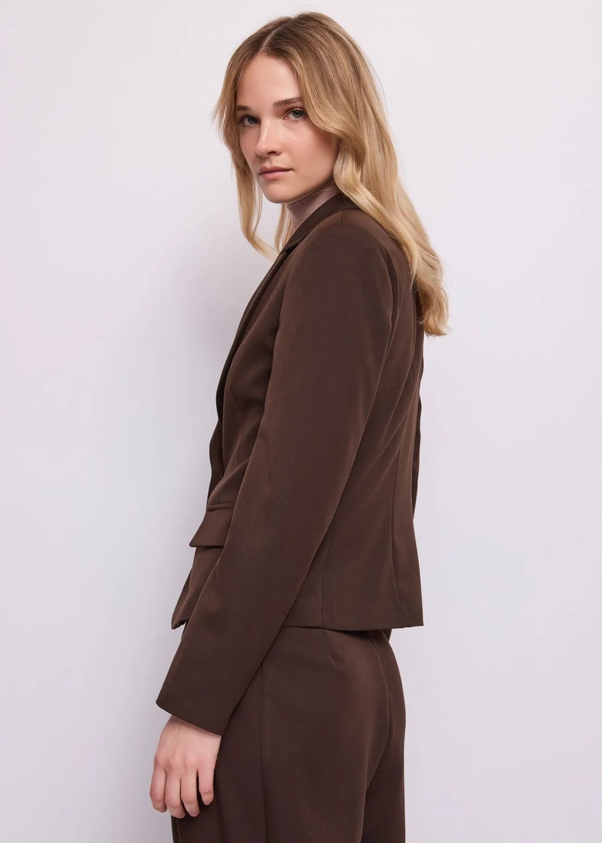 Blazer monopetto cropped cioccolato Gaudi Jeans, indossato, vista laterale