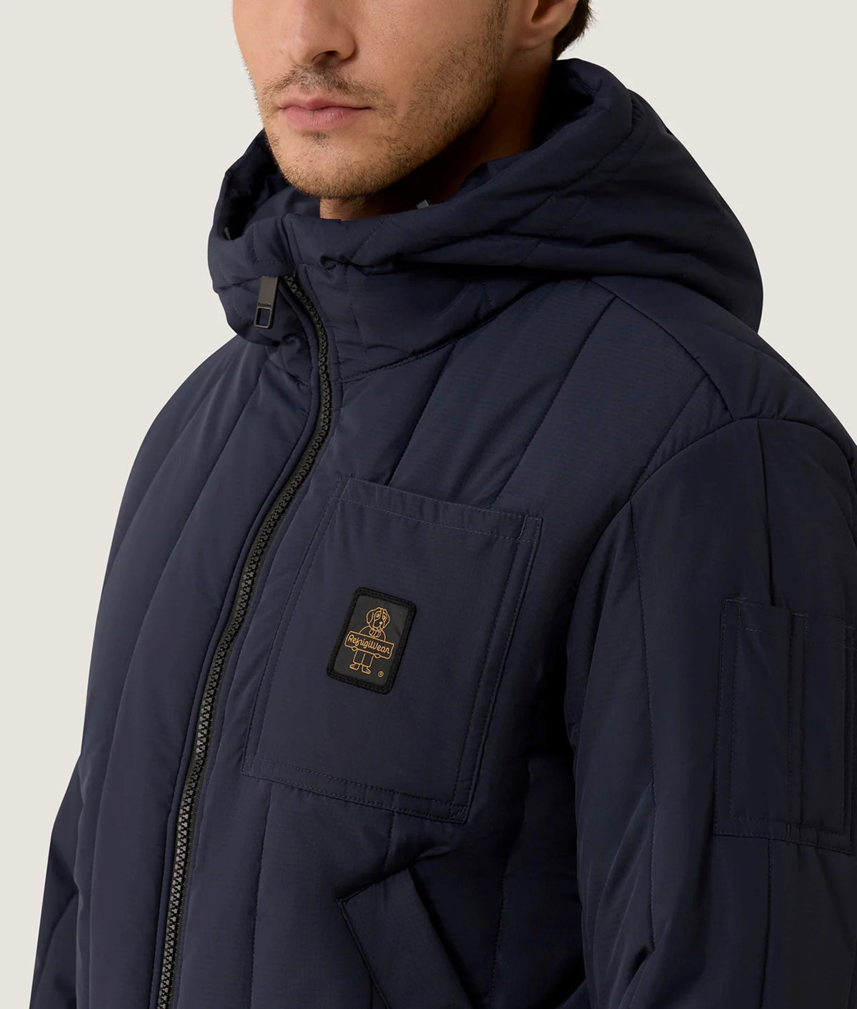 Giubbotto trapuntato con cappuccio Refrigiwear, blu scuro, dettaglio del taschino