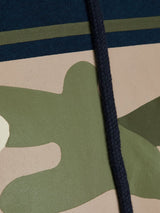 12189141 - Felpa con cappuccio e stampa camouflage sul davanti e logo fluo.