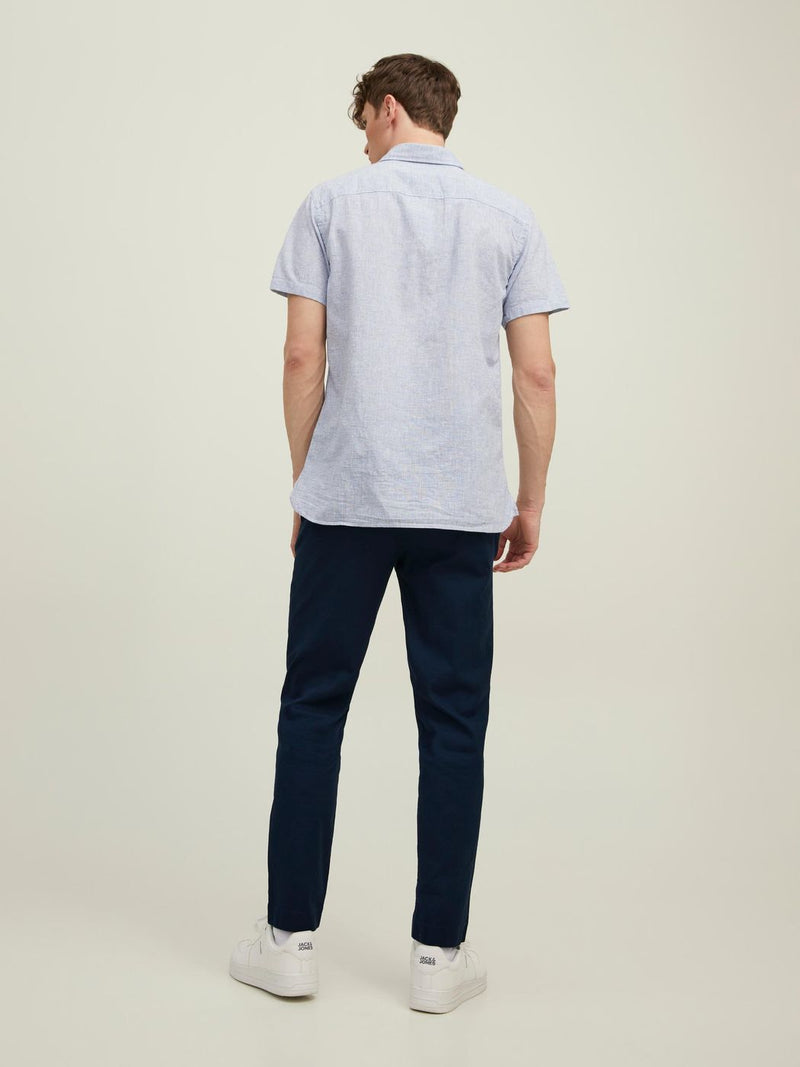 12210116 - Pantalone in cotone leggero con bottone a vista, vestibilità slim.