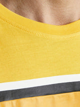 12188016 - T-shirt bicolore con scritte stampate a rilievo sul davanti.