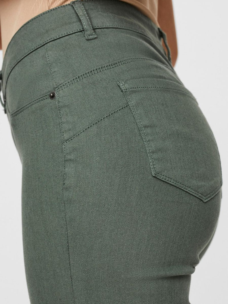 10248089 - Jeans in cotone tinta unita stretto ed elasticizzato.