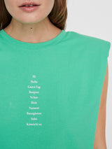 10245256 - T-shirt con spalline e scritte piccole sul davanti.