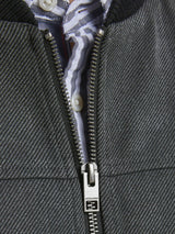12190018 - Giacca a bomber con tessuto micro tramato, polsini elastici e tasca interna.