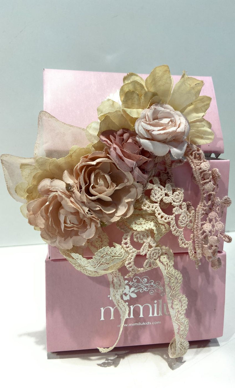 Fermaglio 433 - Fermaglio per capelli con fiori centrali rosa e panna, pizzo che scende panna e rosa.