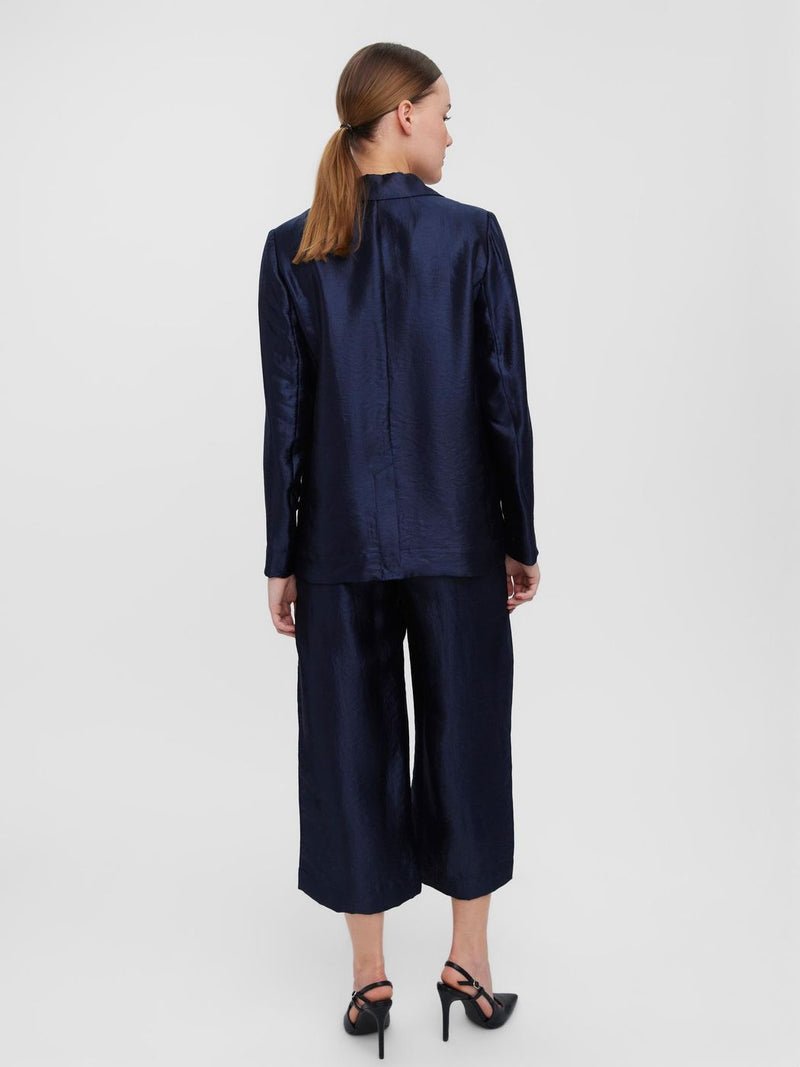 10265196 -Tailleur in tessuto lucido, giacca vestibilità morbida con due bottoni e pantalone coulotte morbido con elastico in vita.