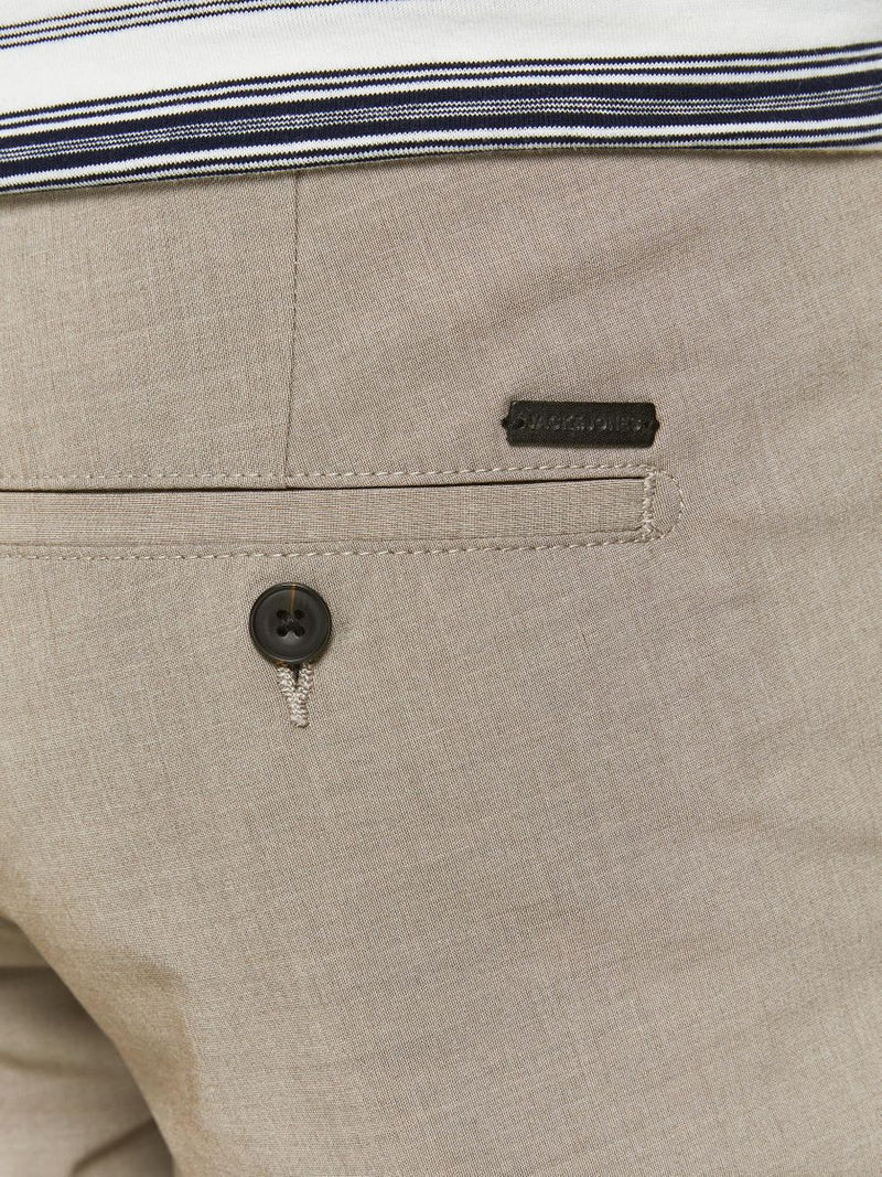 12205778 -Pantalone taglio classico in tessuto leggero e liscio, con bottone a vista.