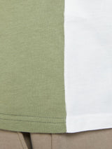 12188016 - T-shirt bicolore con scritte stampate a rilievo sul davanti.