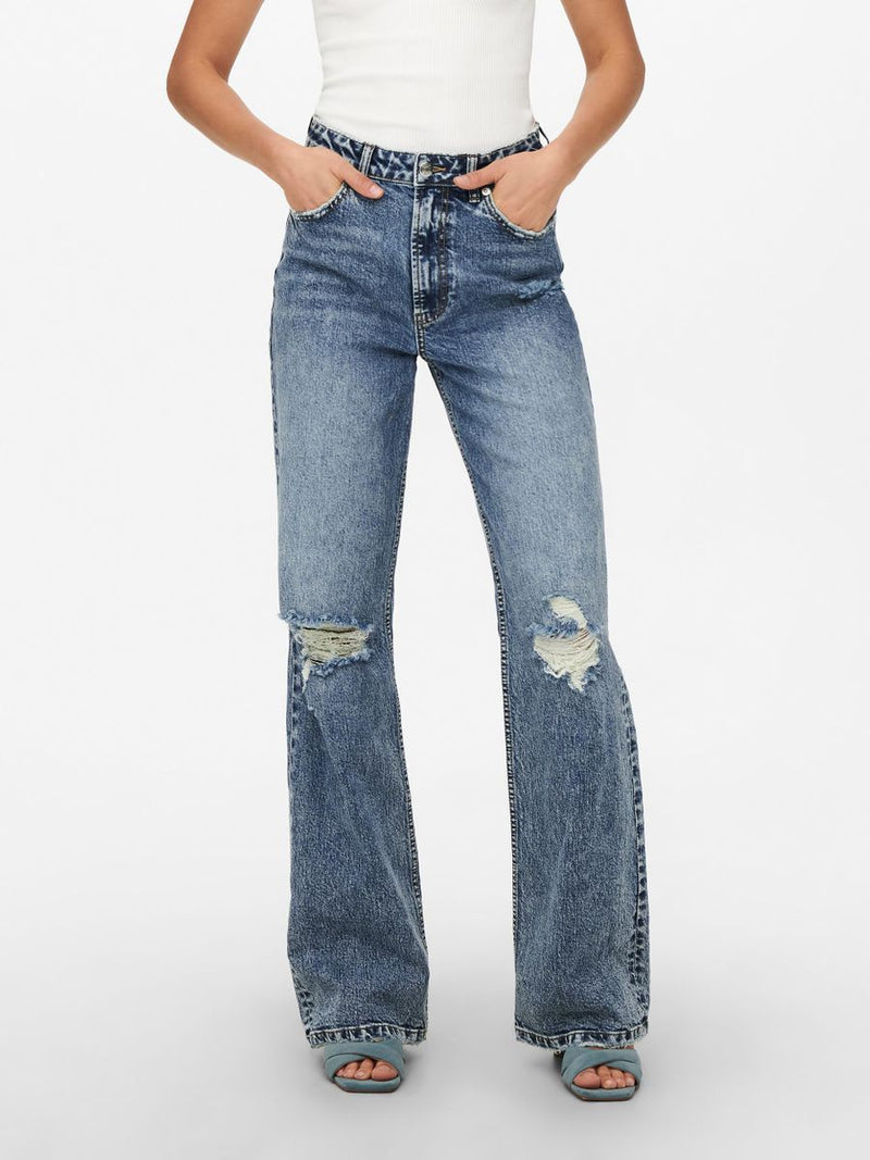 15256490 -Jeans a zampa, con rotture alle ginocchia e lavaggio sabbiato.