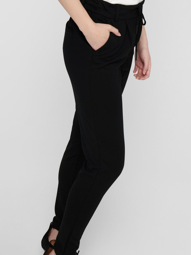 15115847 - Pantalone con vita elastica, realizzato in morbido tessuto elasticizzato ad alte prestazioni per garantire una perfetta vestibilità e un comfort che dura tutto il giorno.