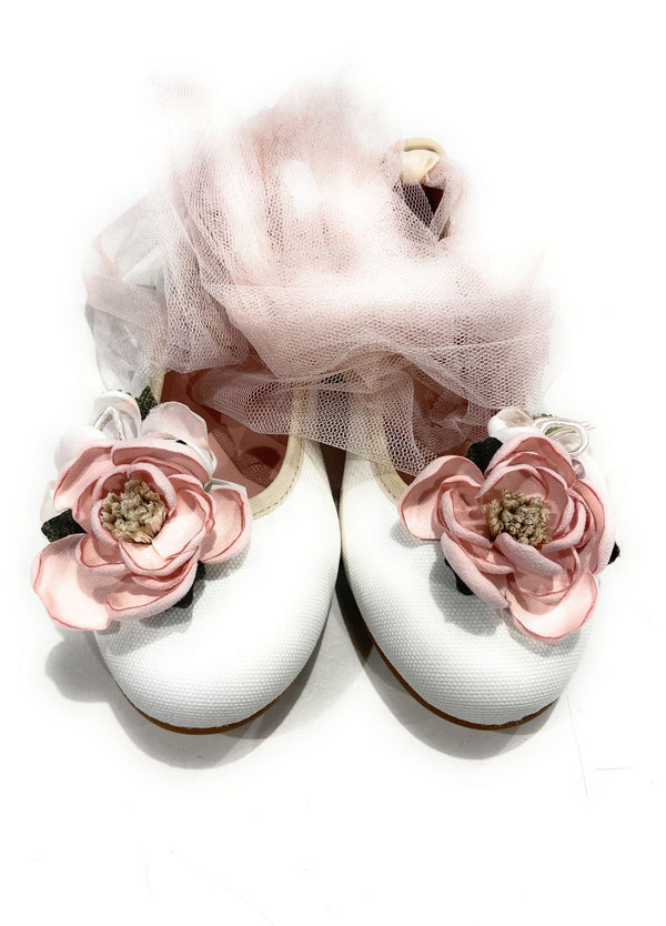MPC06 - Ballerina bianca con fiore rosa e nastro in tulle intorno alla caviglia.