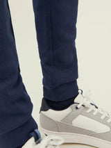 12211027 - Pantalone di tuta sportivo tinta unita con laccetto in vita e elastici alle caviglie.