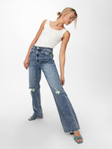 15256490 -Jeans a zampa, con rotture alle ginocchia e lavaggio sabbiato.